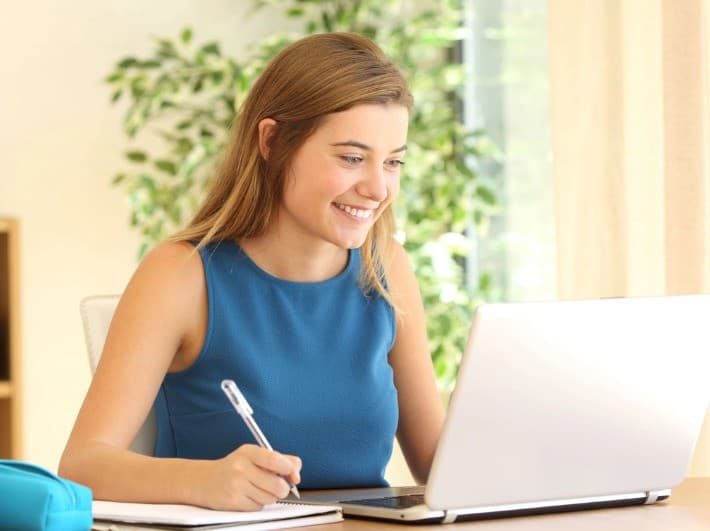 Plateforme de cours en ligne e-supadom.fr proposant un accompagnement scolaire personnalisé pour chaque élève